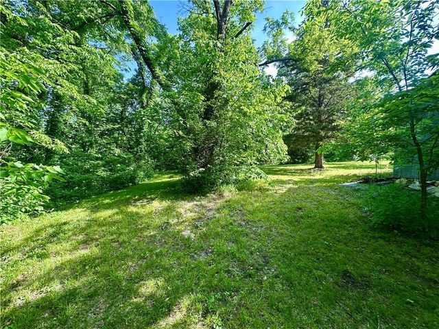 8360 Waverly Road, De Soto, KS 66018