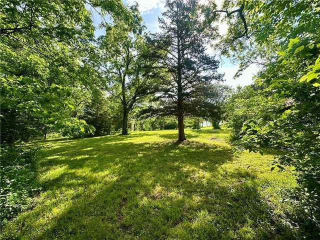 8360 Waverly Road, De Soto, KS 66018