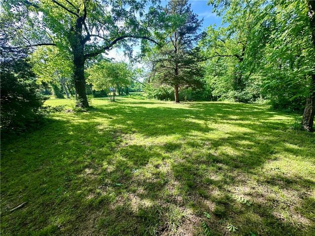 8360 Waverly Road, De Soto, KS 66018