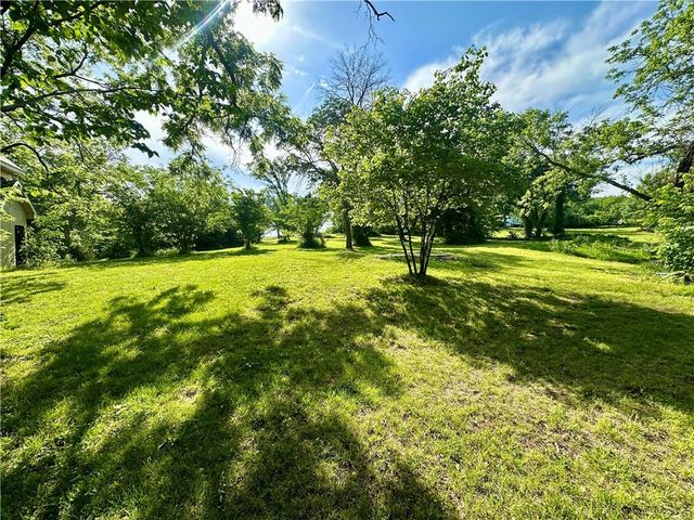 8360 Waverly Road, De Soto, KS 66018