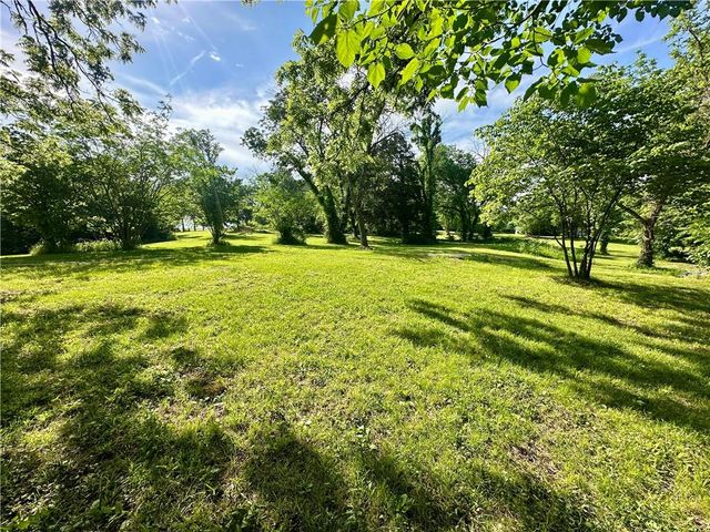 8360 Waverly Road, De Soto, KS 66018