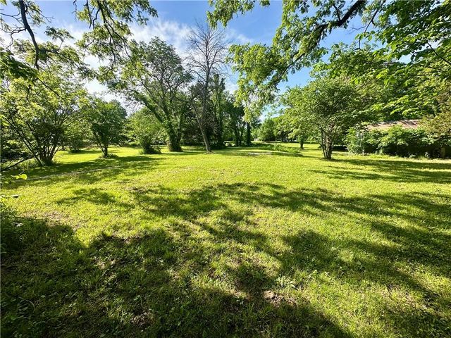 8360 Waverly Road, De Soto, KS 66018