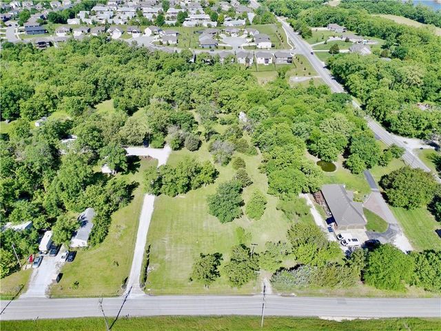 8360 Waverly Road, De Soto, KS 66018
