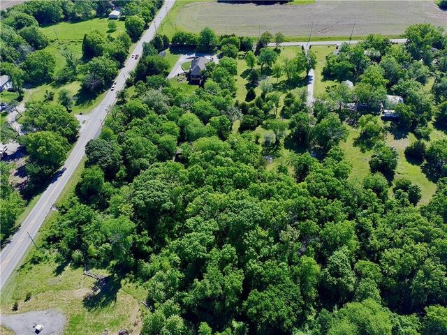 8360 Waverly Road, De Soto, KS 66018