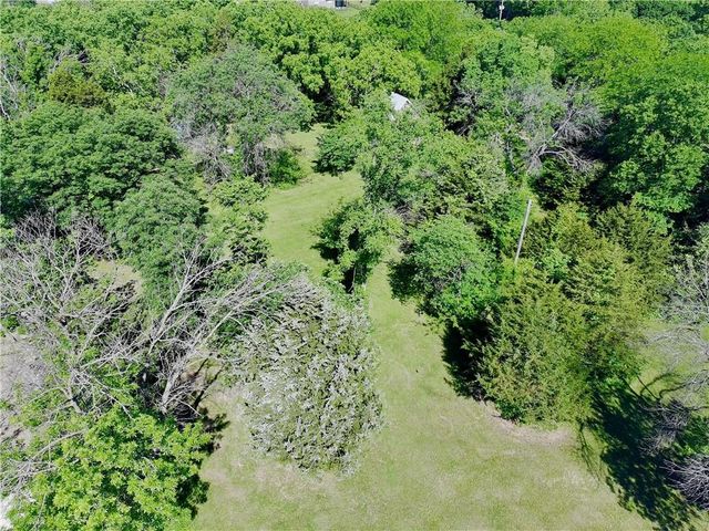 8360 Waverly Road, De Soto, KS 66018