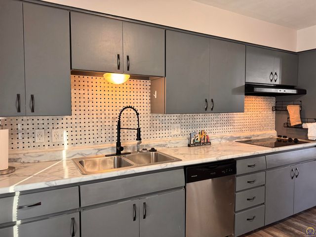 3036 SW Boswell AVE, Topeka, KS 66611