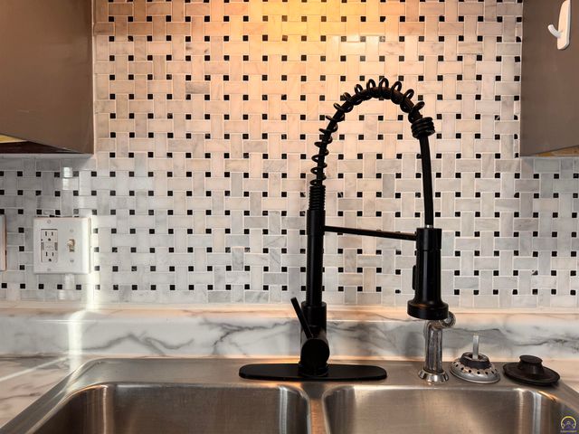 3036 SW Boswell AVE, Topeka, KS 66611