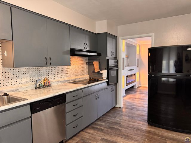 3036 SW Boswell AVE, Topeka, KS 66611