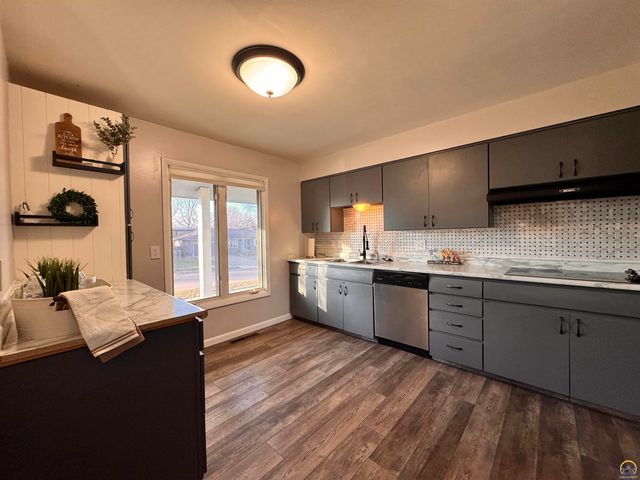 3036 SW Boswell AVE, Topeka, KS 66611