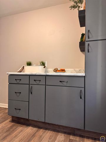 3036 SW Boswell AVE, Topeka, KS 66611