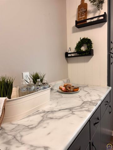 3036 SW Boswell AVE, Topeka, KS 66611