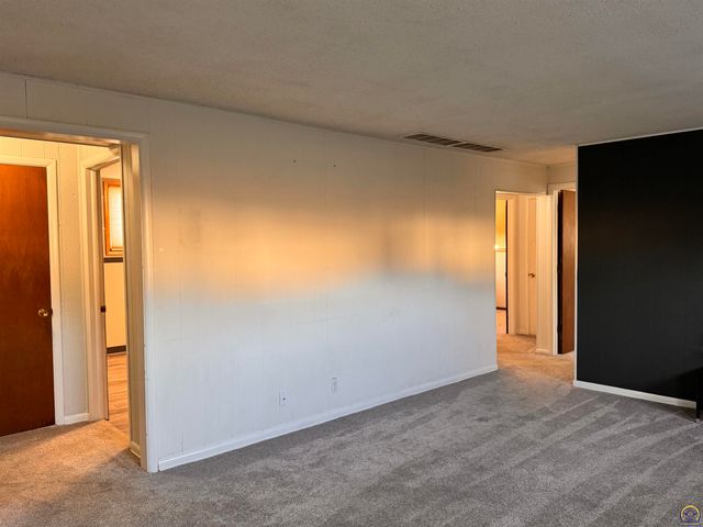 3036 SW Boswell AVE, Topeka, KS 66611