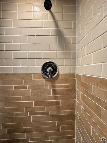 3036 SW Boswell AVE, Topeka, KS 66611