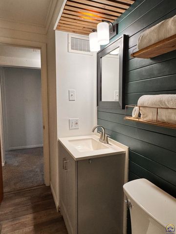 3036 SW Boswell AVE, Topeka, KS 66611