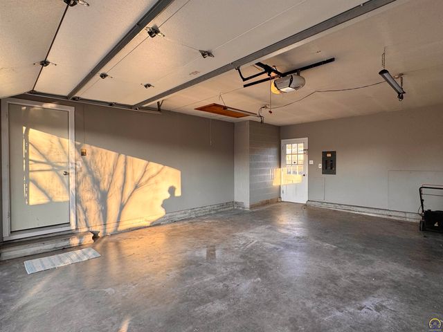 3036 SW Boswell AVE, Topeka, KS 66611