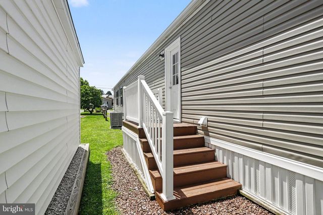 208 TINA LN, New Holland, PA 17557