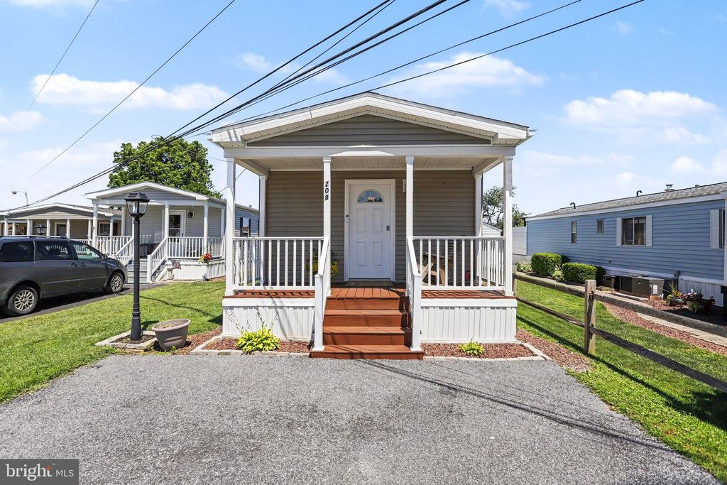 208 TINA LN, New Holland, PA 17557