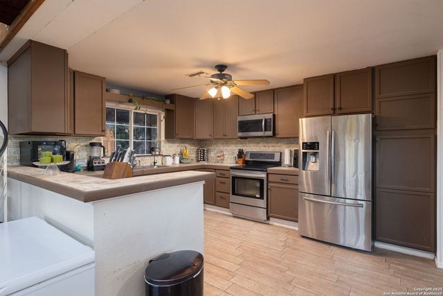 411 Lake Park, Canyon Lake, TX 78133