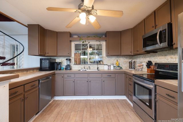 411 Lake Park, Canyon Lake, TX 78133