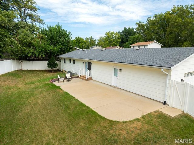 3025 Sherwood Lane, St Charles, MO 63301