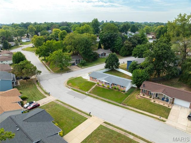3025 Sherwood Lane, St Charles, MO 63301