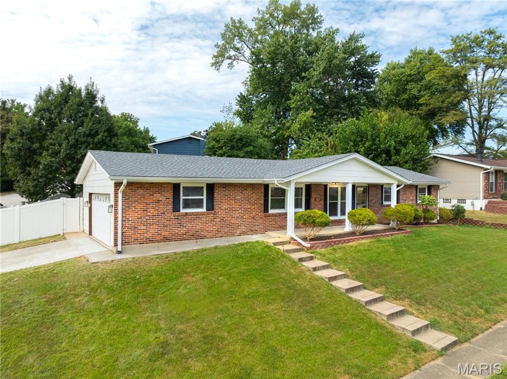 3025 Sherwood Lane, St Charles, MO 63301