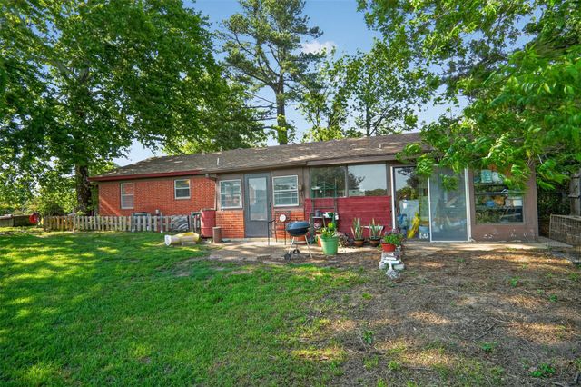 615 W North Street, Blossom, TX 75416