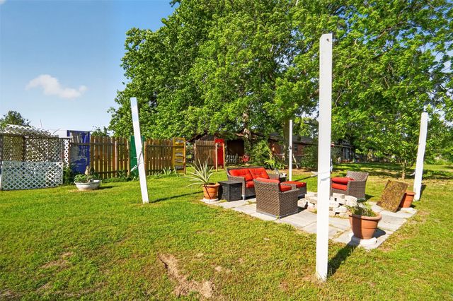 615 W North Street, Blossom, TX 75416