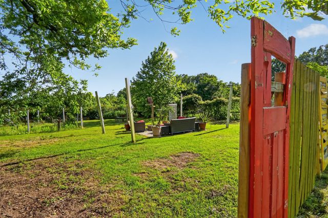 615 W North Street, Blossom, TX 75416