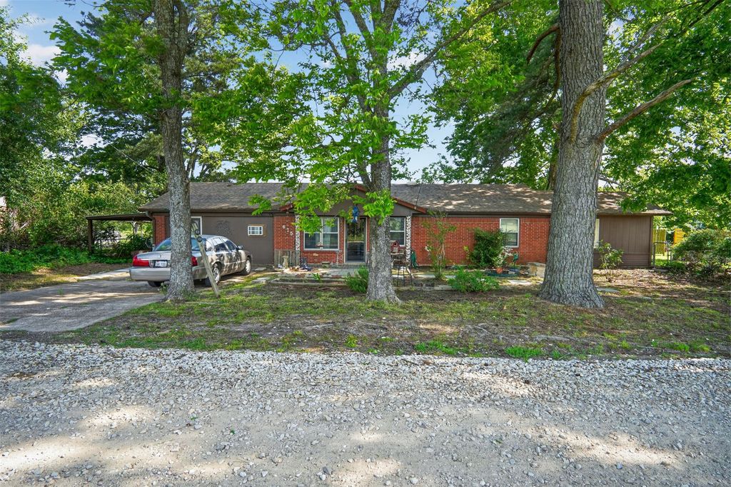 615 W North Street, Blossom, TX 75416