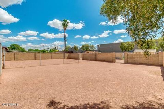 5001 S LA ROSA Drive B, Tempe, AZ 85282