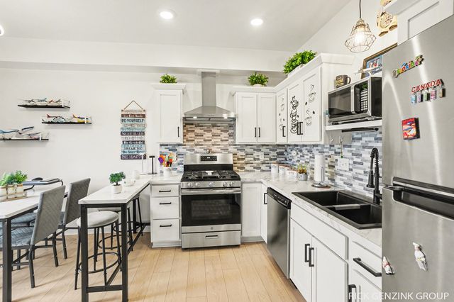 392 Harbor Town Court 4, Holland, MI 49423