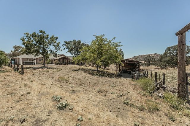 14176 Oak View Drive, Prather, CA 93651