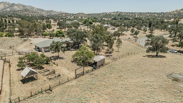 14176 Oak View Drive, Prather, CA 93651