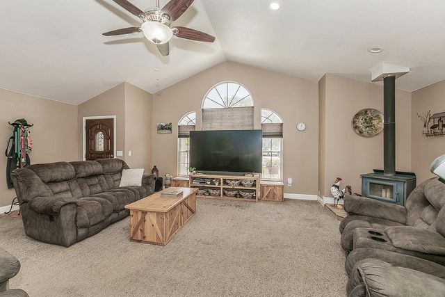 14176 Oak View Drive, Prather, CA 93651