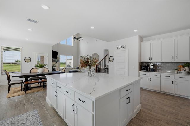 864 Shadow Valley Road, Whitesboro, TX 76273