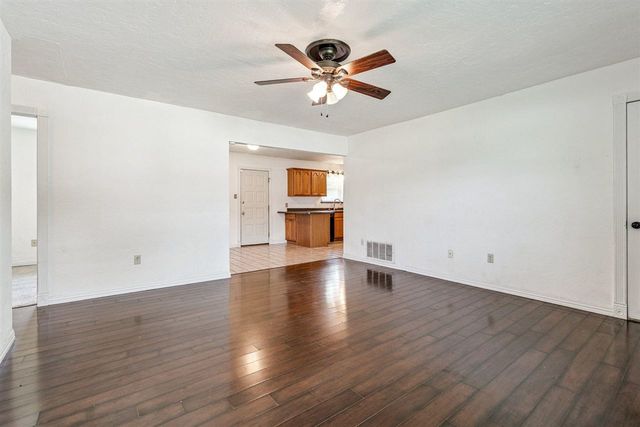 4713 SE Sunnymeade Dr, Lawton, OK 73501