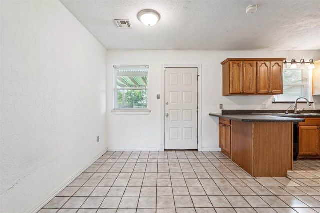 4713 SE Sunnymeade Dr, Lawton, OK 73501