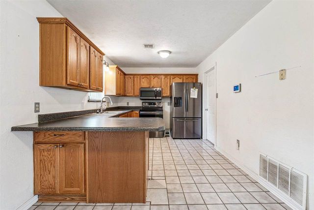 4713 SE Sunnymeade Dr, Lawton, OK 73501