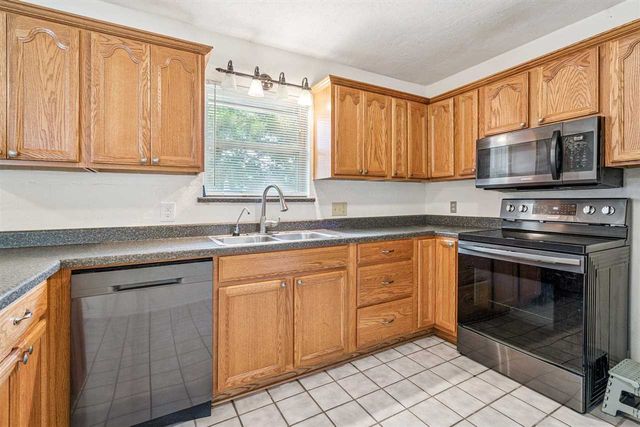 4713 SE Sunnymeade Dr, Lawton, OK 73501