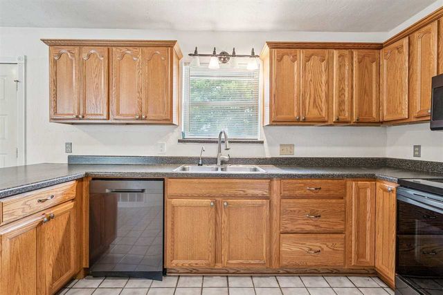 4713 SE Sunnymeade Dr, Lawton, OK 73501