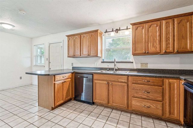 4713 SE Sunnymeade Dr, Lawton, OK 73501