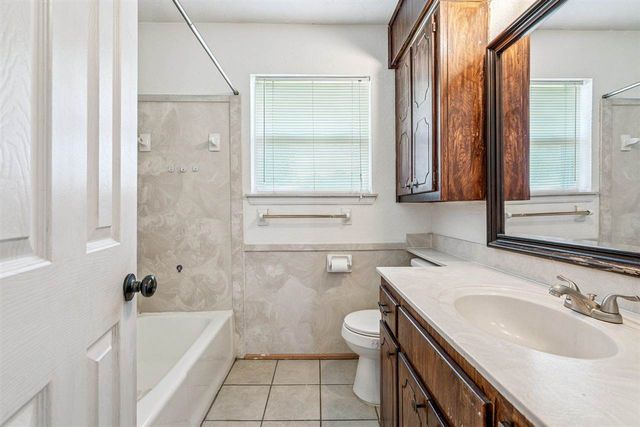 4713 SE Sunnymeade Dr, Lawton, OK 73501