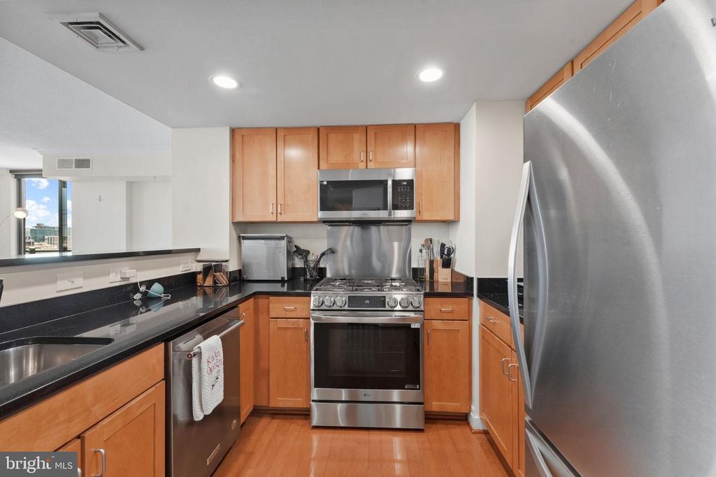 Image 14 of property listing at 414 WATER ST #1813, Baltimore, MD 21202