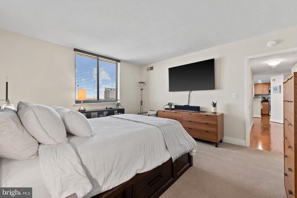 Image 16 of property listing at 414 WATER ST #1813, Baltimore, MD 21202