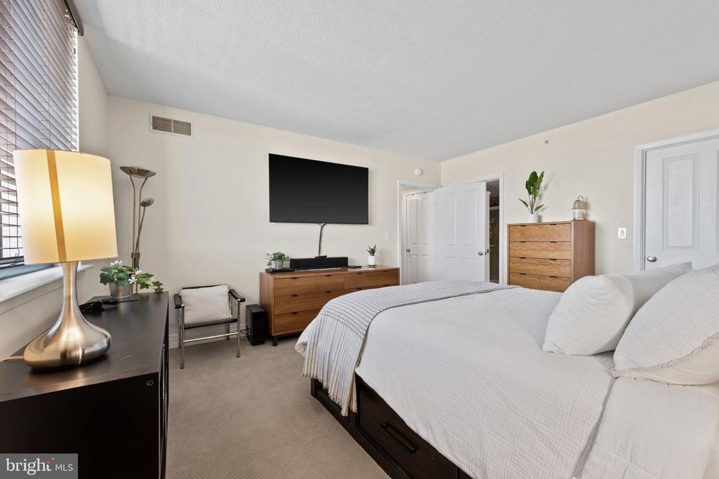 Image 18 of property listing at 414 WATER ST #1813, Baltimore, MD 21202