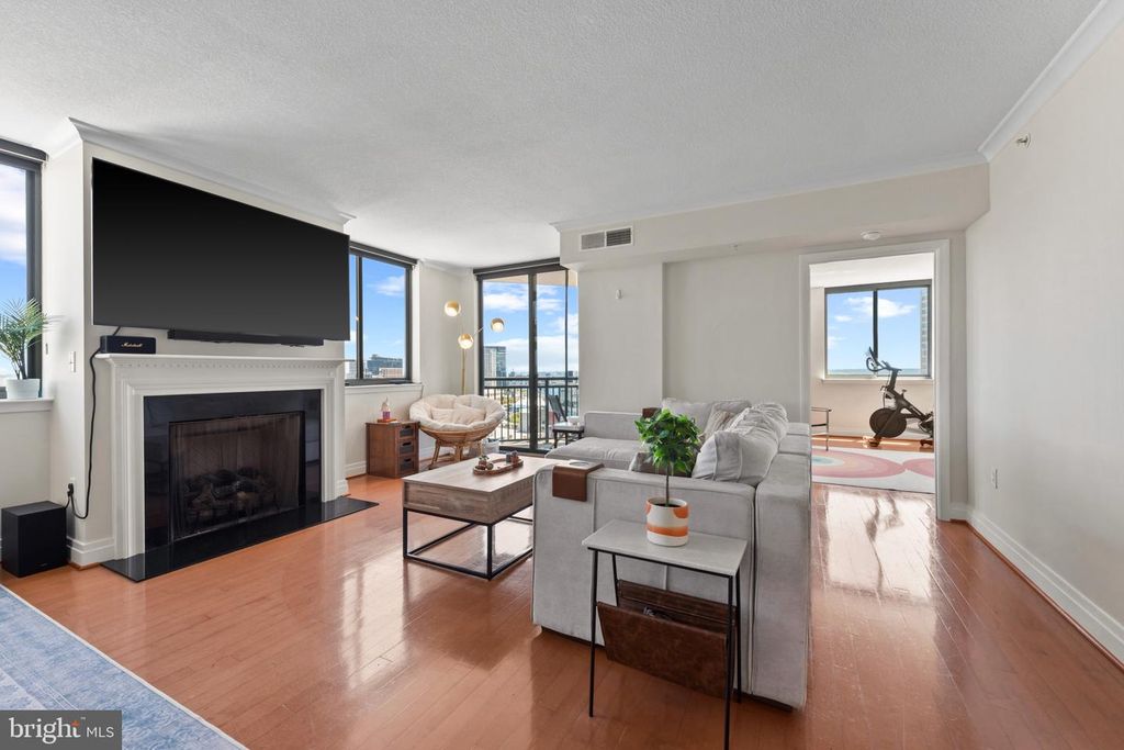 Image 7 of property listing at 414 WATER ST #1813, Baltimore, MD 21202
