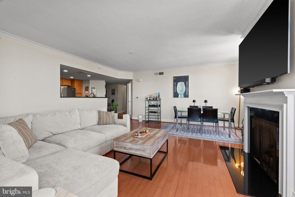 Image 9 of property listing at 414 WATER ST #1813, Baltimore, MD 21202