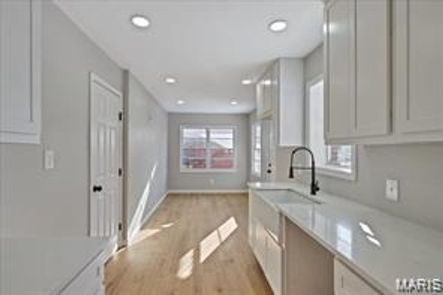 6902 Ira Avenue, St Louis, MO 63121