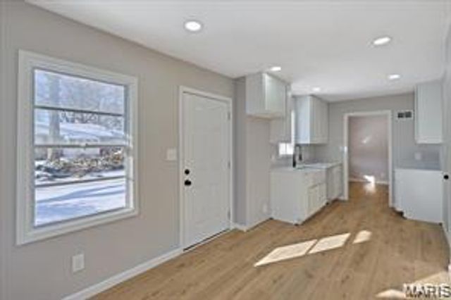 6902 Ira Avenue, St Louis, MO 63121